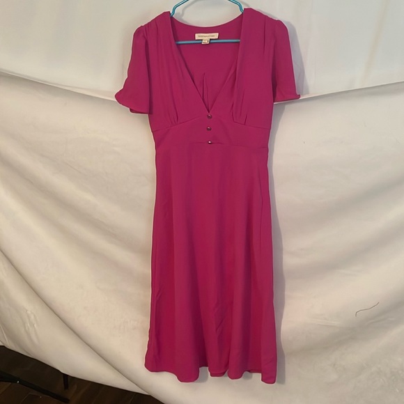 Monteau Dresses & Skirts - Monteau Los Angeles fuchsia pink vneck dress. Sz S